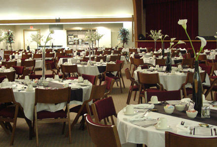 Wedding-round-tables-in-white-and-navy