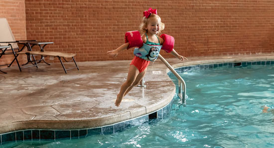 Toddler-swim-at-Inn