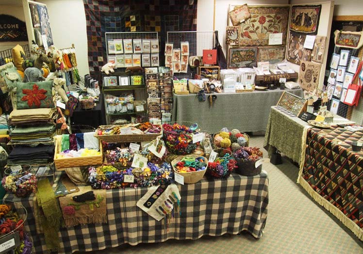 nola-heidbreder-rug-hooking-shop-at-rug-show