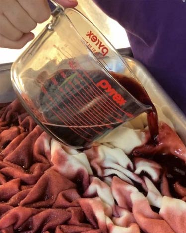 dye-class-pouring-dye-on-wool