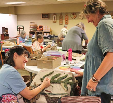 retreat-rug-hooking-students