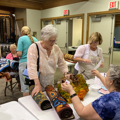 Volunteer-pick-up-for-Rug-Hooking-Week