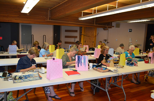 hooking-rugs-at-workshop